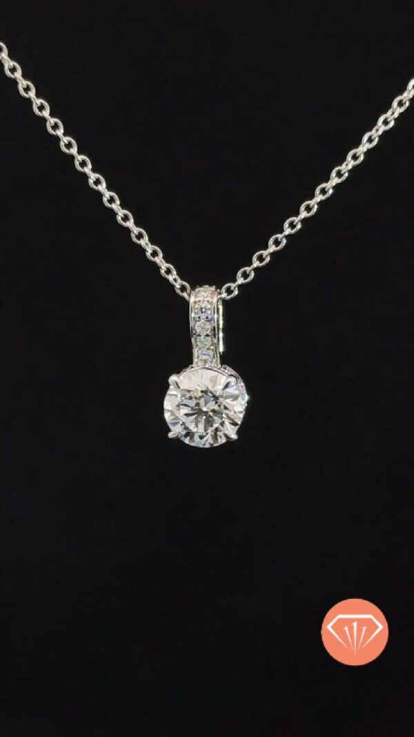 ALT：閃亮圓形培育鑽石吊墜，精美珠寶配飾，適合求婚或特別場合.