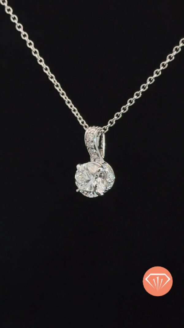 精美圓形培育鑽石吊墜，閃耀奢華設計，完美適合求婚或特別場合。.