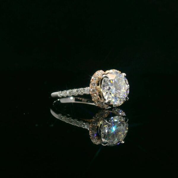 培育鑽石戒指托，精美閃耀，完美襯托鑽石的光彩。適合訂製求婚戒指，展現獨特品味與愛情承諾。.