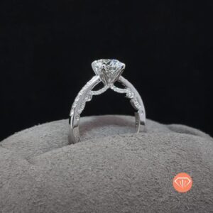 鑽石戒指托，完美展現培育鑽石的華麗與精緻。.