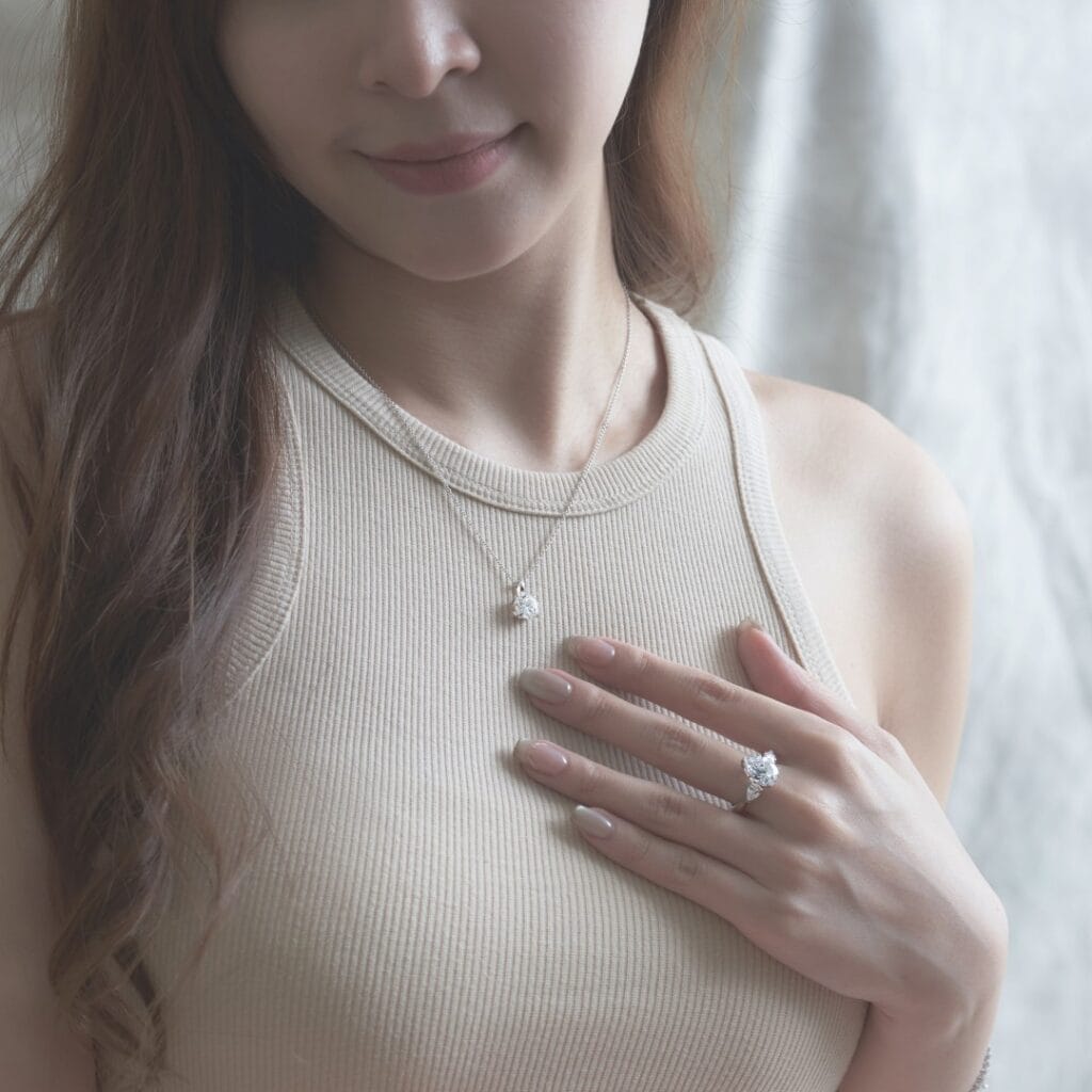 ALT：女性佩戴閃亮鑽石戒指，展示浪漫求婚時刻.