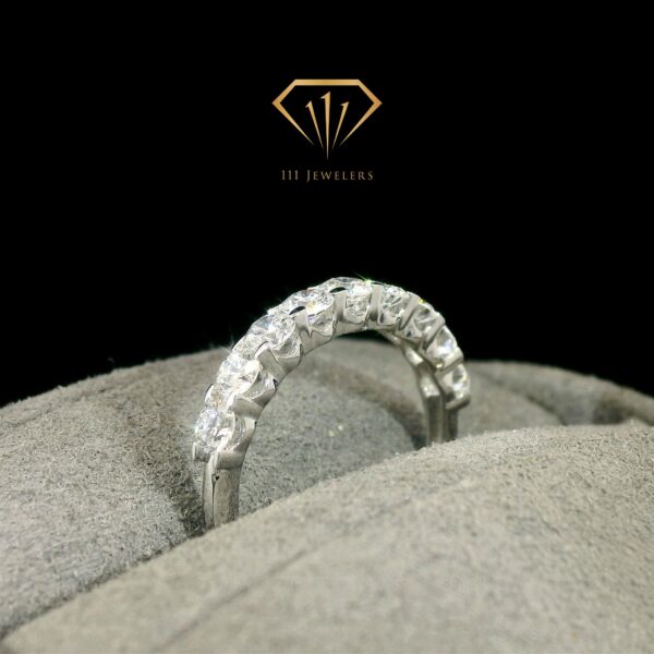 ALT：閃亮的培育鑽石戒指展示於黑色背景.