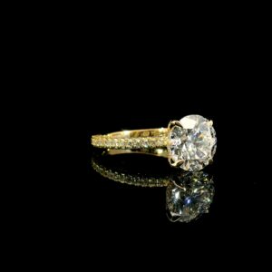 精美的培育鑽石戒指托展示閃亮的鑽石與精緻設計.