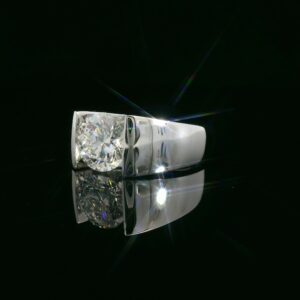 ALT：閃亮的培育鑽石戒指托，展示精緻工藝與閃耀光芒.