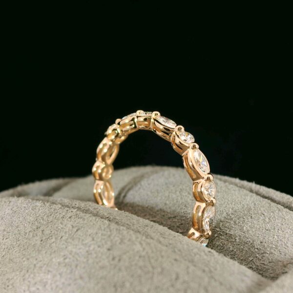 閃亮的培育鑽石永恆戒指，展現愛情的永恆承諾。.