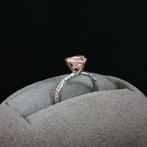 精美培育鑽石戒指托展示，完美襯托閃耀鑽石的奢華設計。.