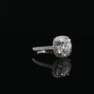 培育鑽石戒指托，完美展現閃耀寶石的奢華設計。.