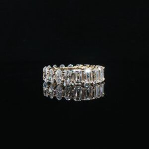 鑽石永恆戒指，完美展現愛情與承諾。由111 Jewelers精心設計，專為求婚和特別紀念日打造。.