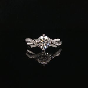 ALT：精美培育鑽石戒指托，完美配搭求婚戒指，展現奢華與優雅。.