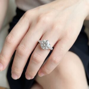 精美培育鑽石戒指托，完美襯托閃亮鑽石。適合求婚戒指，展現獨特魅力與高雅品味。.