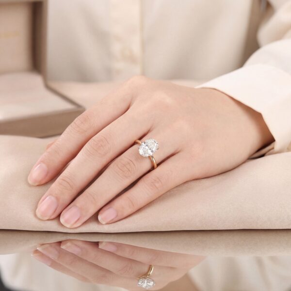 精美培育鑽石訂婚戒指，展現愛情與承諾.