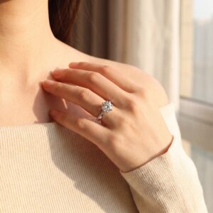 香港培育鑽石求婚戒指展示於手指上.